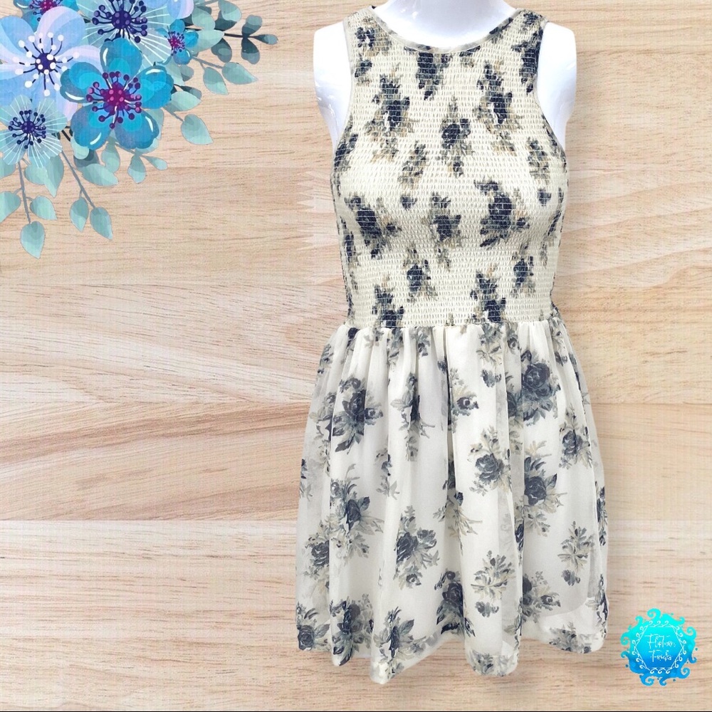 Kimchi Blue UO Smocked Floral Keyhole Sun Dress; M
